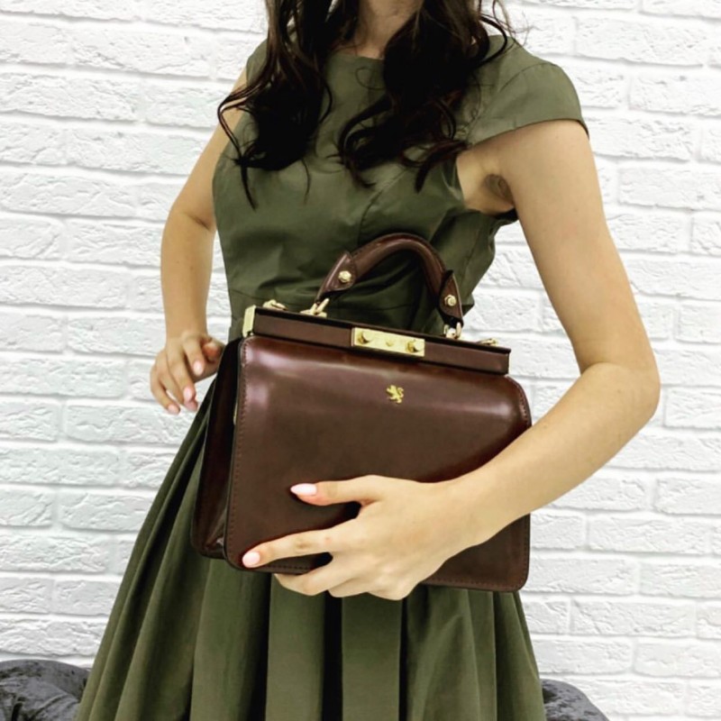 Vittoria Colonna leather handbag with a wonderful design.