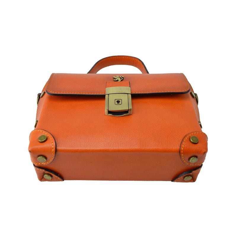 Elegant womean handbag in vegetable tanned Italian leather. "Buti" B330