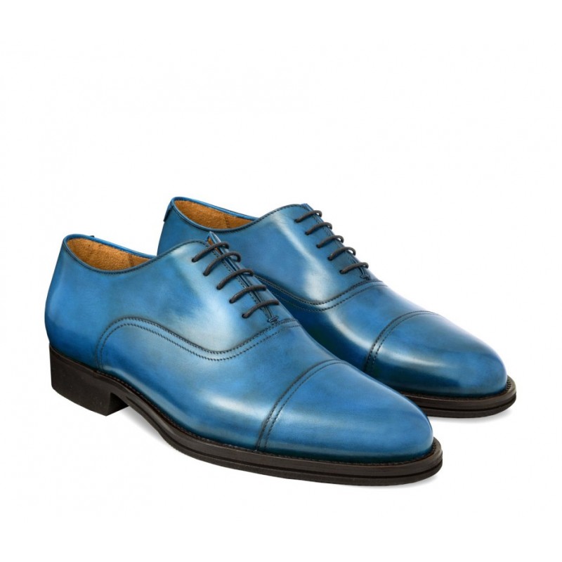 Cap toe laced Oxford-style shoe for men, in hand-antiqued calfskin light blue