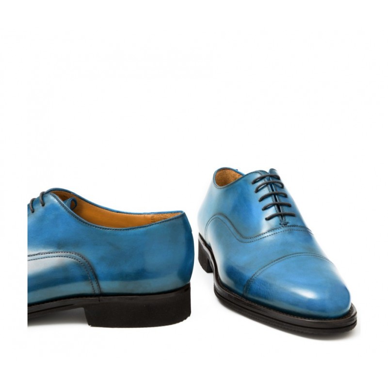 Cap toe laced Oxford-style shoe for men, in hand-antiqued calfskin light blue