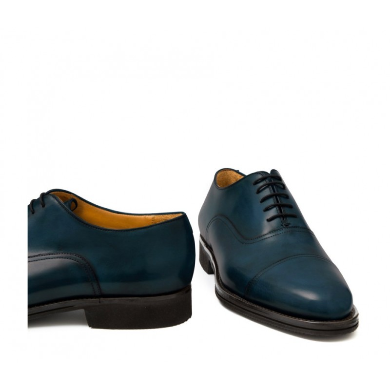 Cap toe laced Oxford-style shoe for men, in hand-antiqued calfskin dark blue