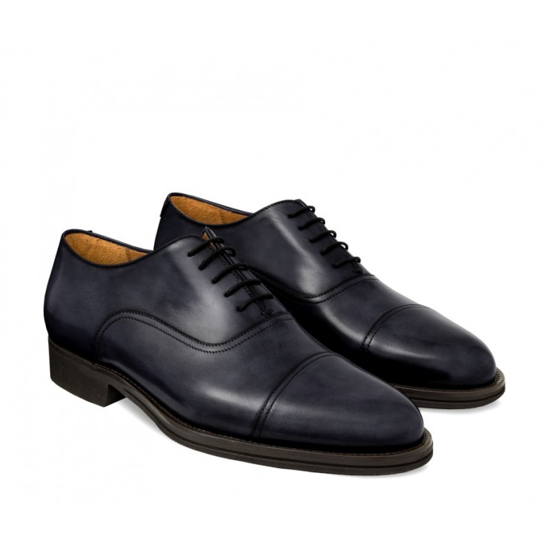 Cap toe laced Oxford-style shoe for men, in hand-antiqued calfskin dark gray