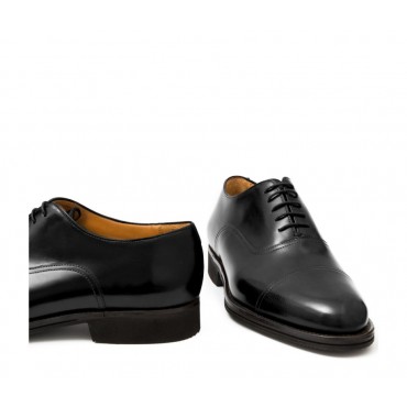 Cap toe laced Oxford-style shoe for men, in hand-antiqued calfskin black
