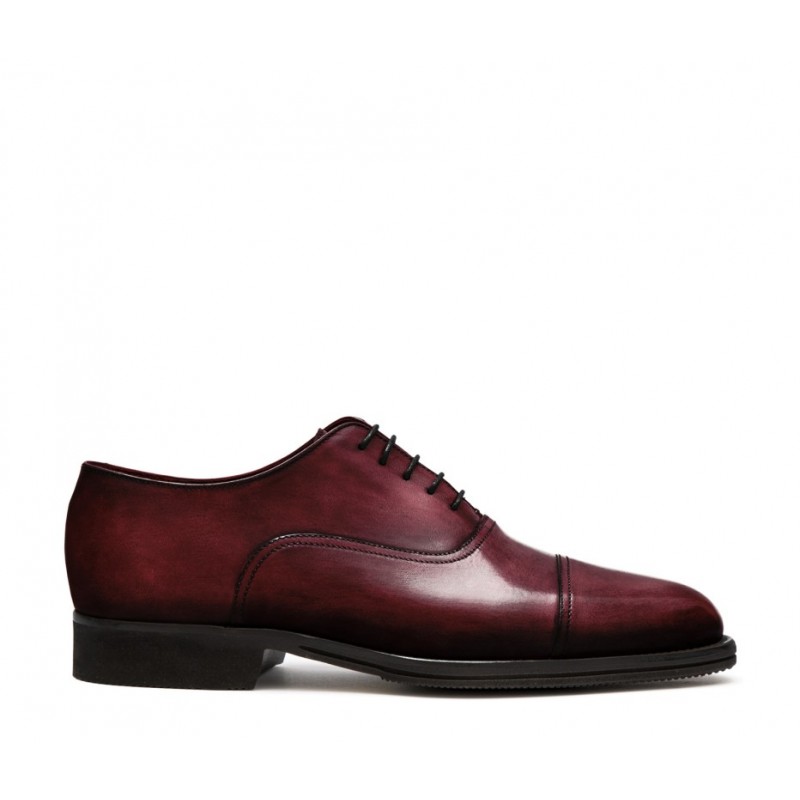 Cap toe laced Oxford-style shoe for men, in hand-antiqued calfskin bordeaux