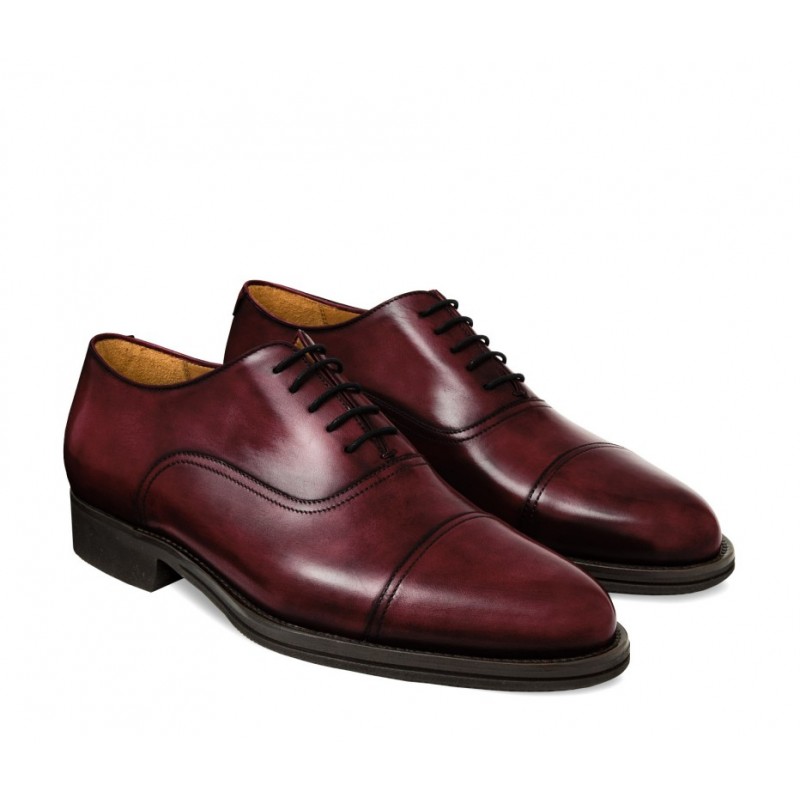 Cap toe laced Oxford-style shoe for men, in hand-antiqued calfskin bordeaux