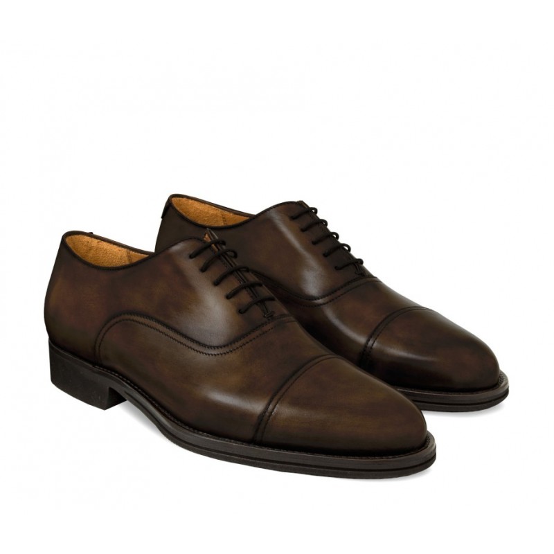 Cap toe laced Oxford-style shoe for men, in hand-antiqued calfskin coffee