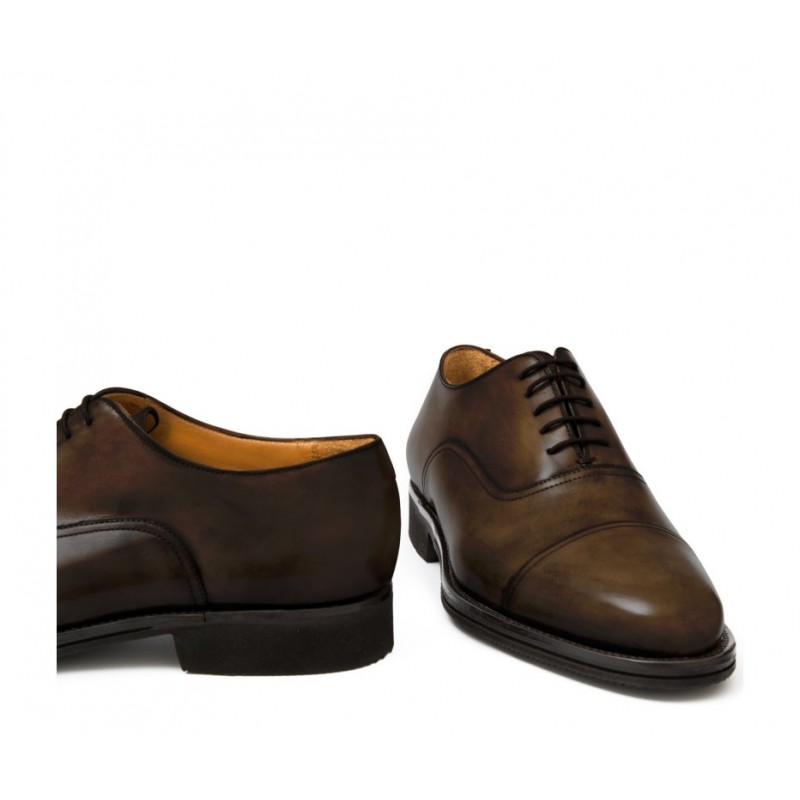 Cap toe laced Oxford-style shoe for men, in hand-antiqued calfskin coffee