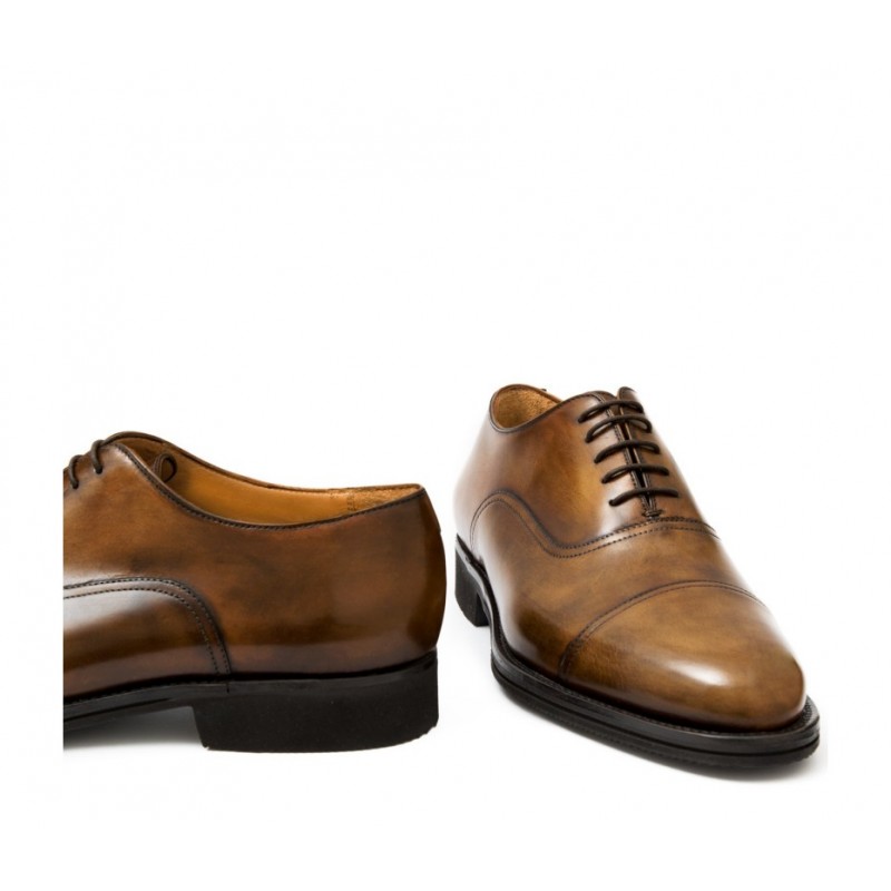 Cap toe laced Oxford-style shoe for men, in hand-antiqued calfskin dark brown