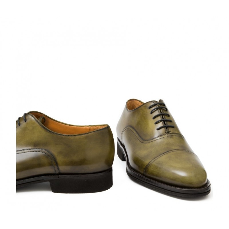 Cap toe laced Oxford-style shoe for men, in hand-antiqued calfskin olive