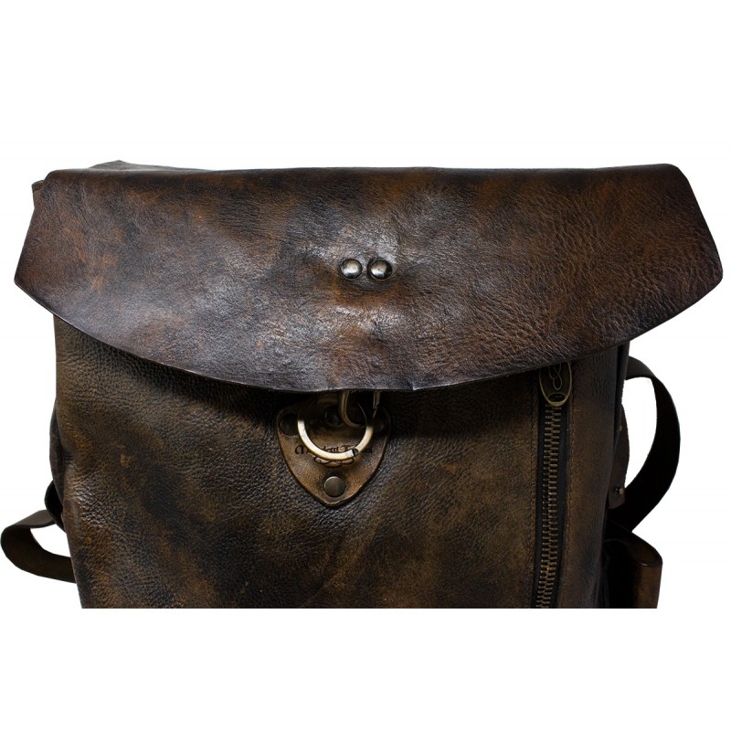 Leather big backpack with side zipper.
