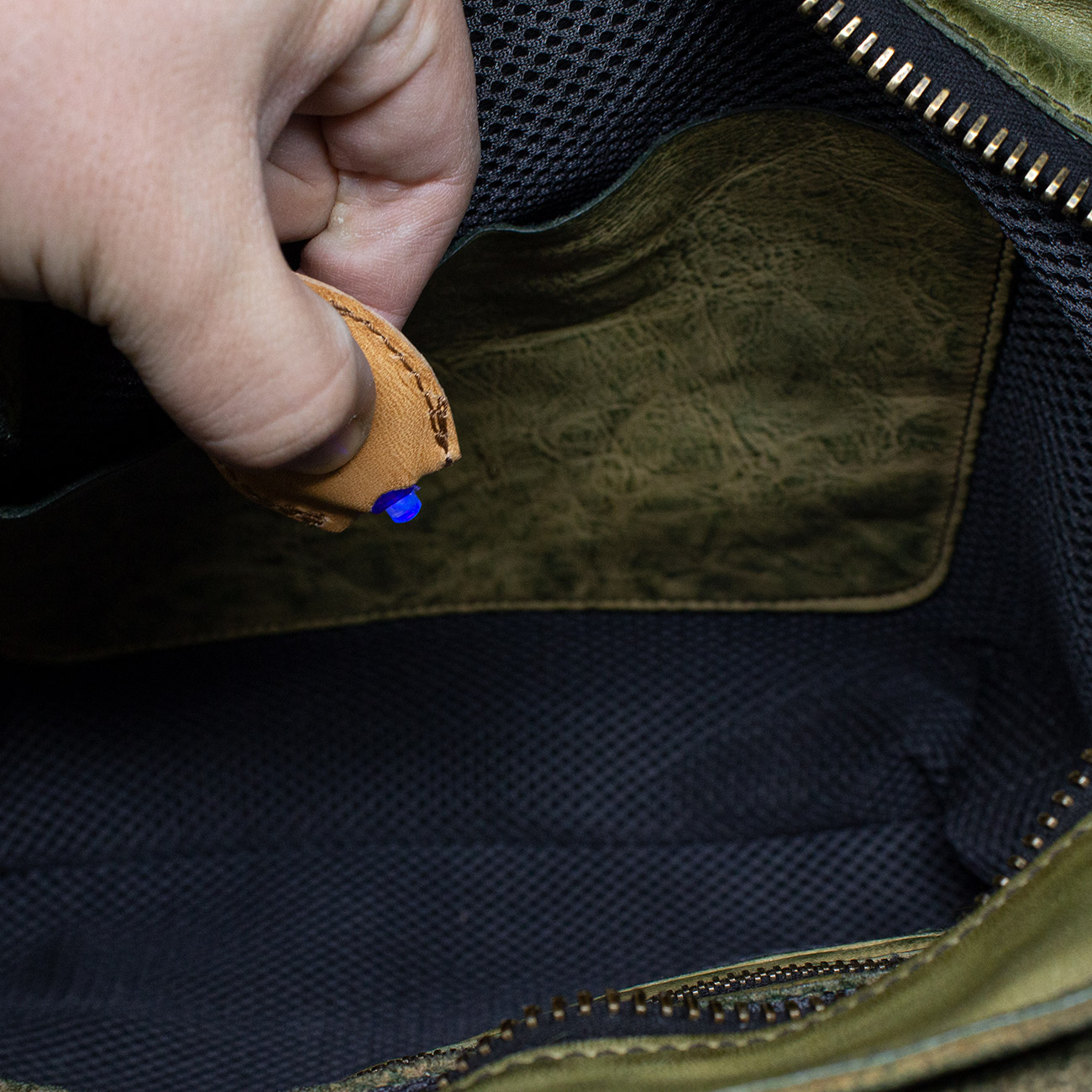 Equipped with three internal pockets, two open and one with zip closure.