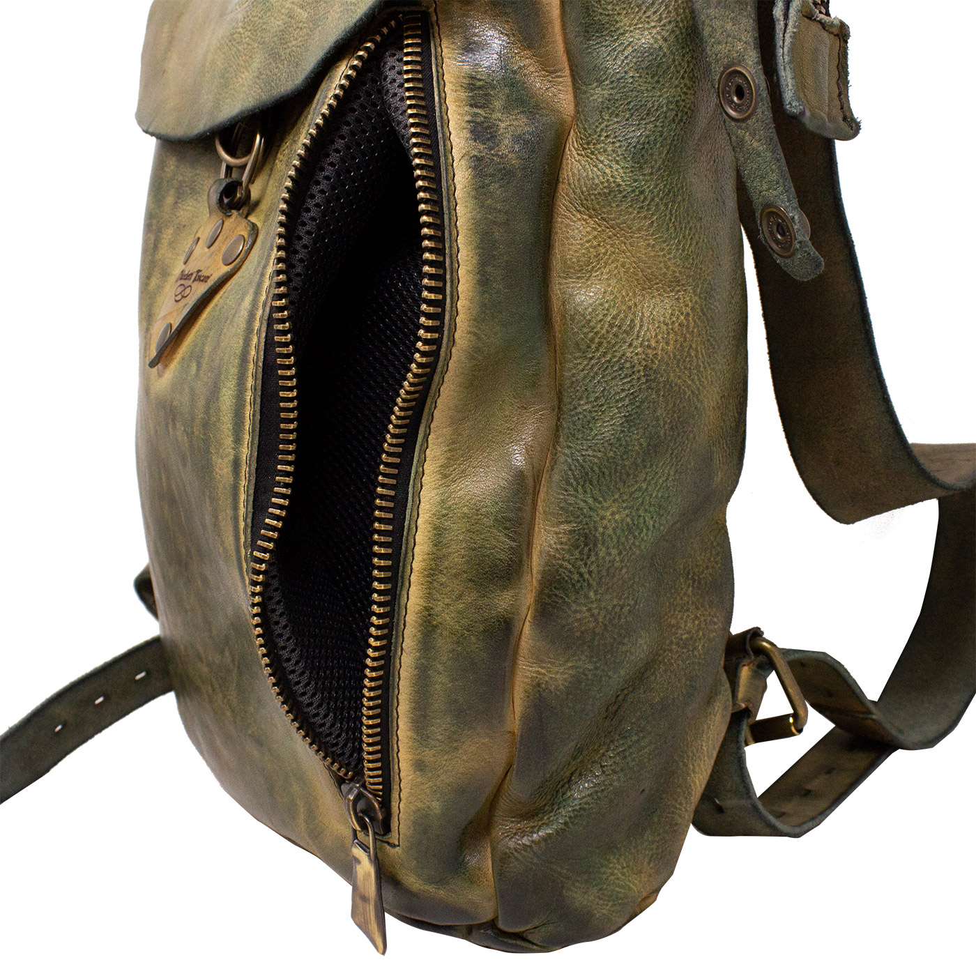 Leather backpack with side zip. The vintage style gives a touch of beauty to your outfit.