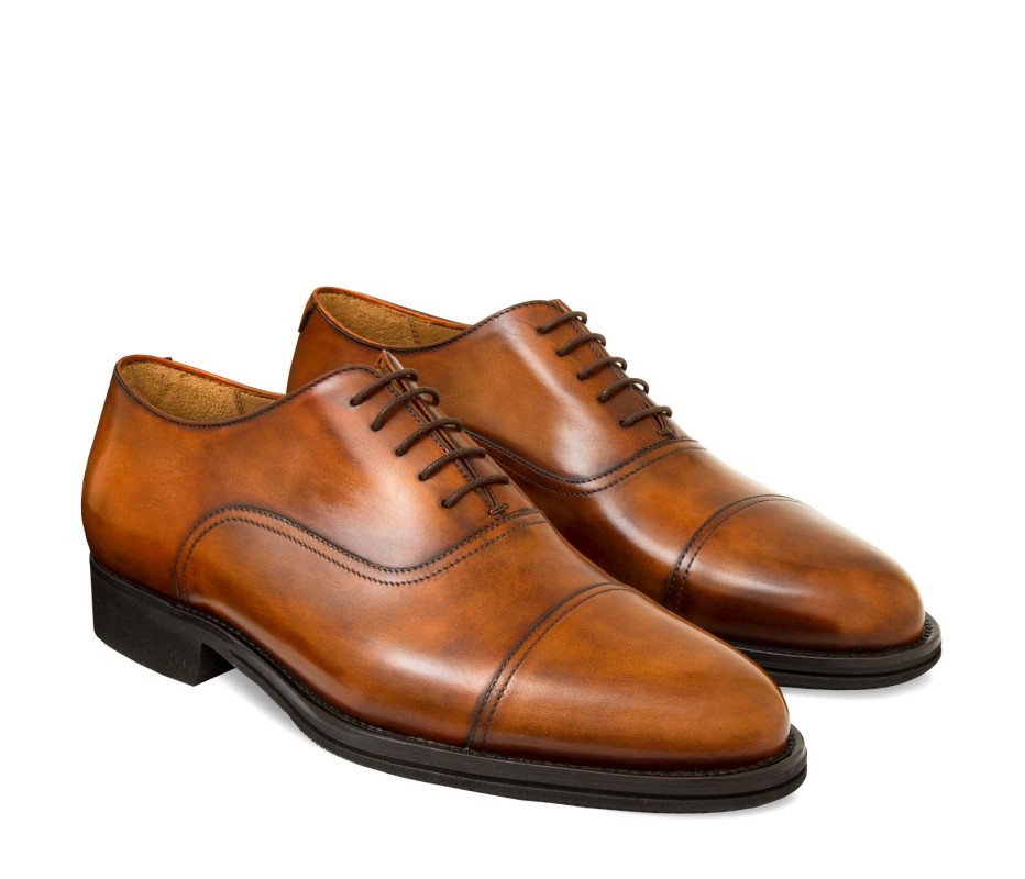 Cap toe laced Oxford-style shoe for men. Made of genuine calf leather aged by Florentine master craftsmen.