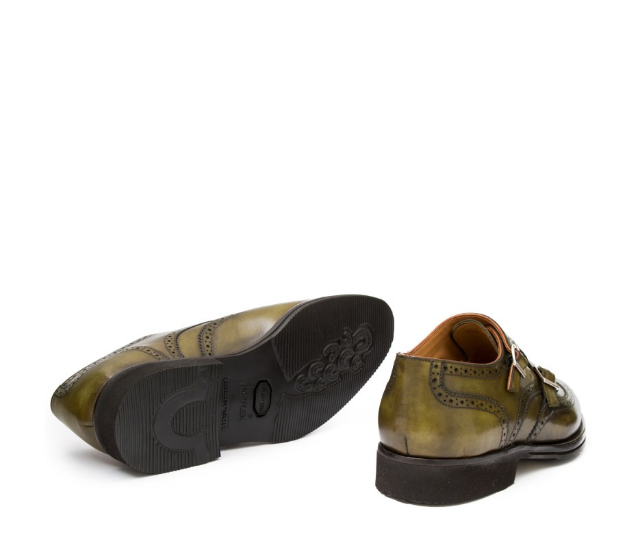 Skórzane buty ze sprzączką, Wykonany z naturalnej skóry cielęcej postarzanej przez mistrzów florenckich.