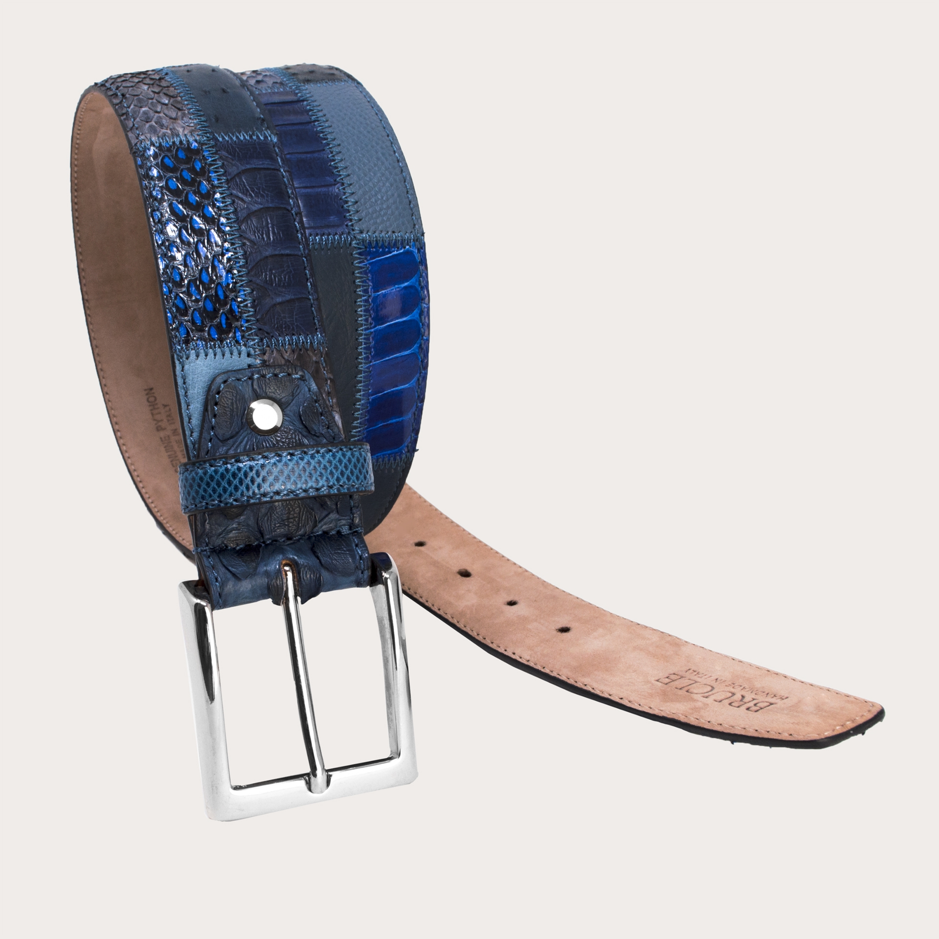 Cintura in vero pitone realizzata a mano in Italia con lavorazione patchwork. Un pezzo unico che non passa inosservato.