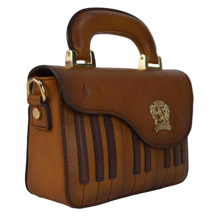 La borsa a mano in pelle San Giulio è un prodotto artigianale, realizzato con attenzione ai minimi dettagli