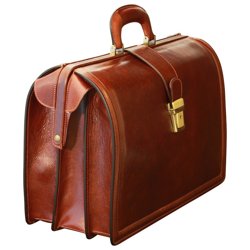 Diplomatic briefcase in full grain leather, elegant, spacious and very resistant.