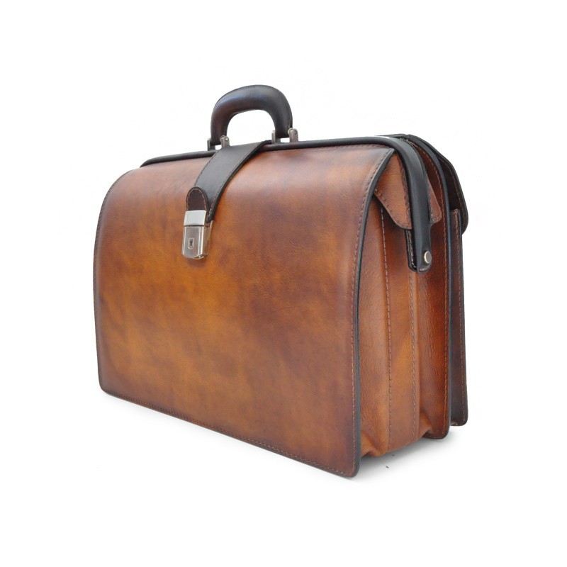 Leather briefcase diplomatic type with a classic style, rigid structure and hand-dyed velvety leather.