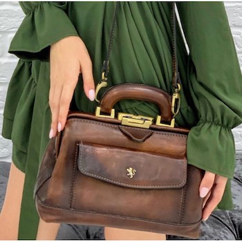La borsa a mano Doctor, combina uno stile elegante e senza tempo con un design ben congegnato che garantisce comfort di utilizzo e un ampio spazio per gli oggetti.