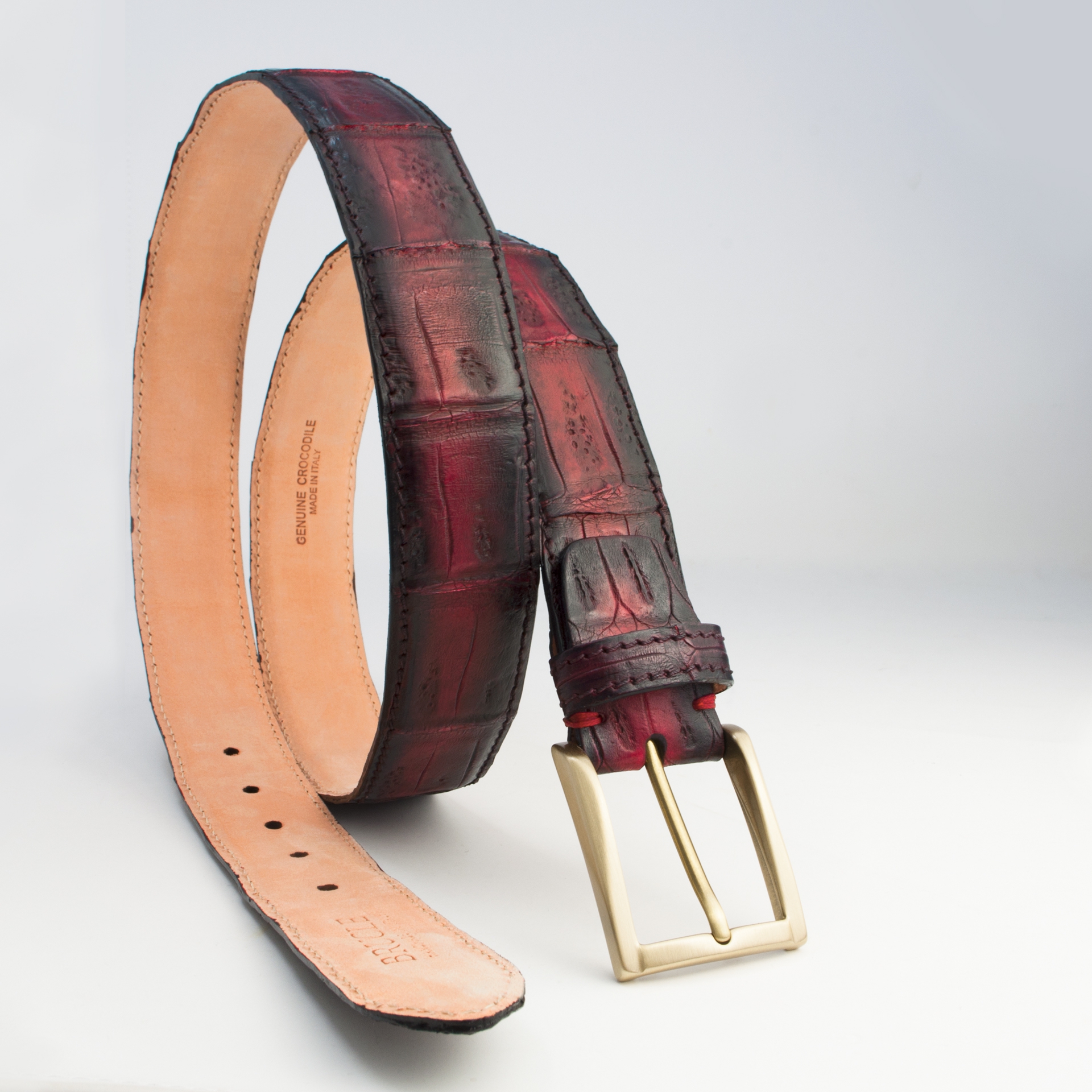 Cintura artigianale in vera coda di coccodrillo colorata e sfumata a mano con la tecnica della patina,bordeaux sfumato nero.