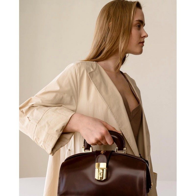 Woman leather bag with key lock bag.This model has a well designed interior which is complemented by practical LED lighting.