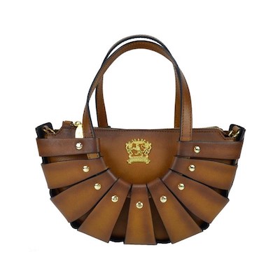 Piccola elegante borsetta con tracolla a catena. Una borsa di classe vero made in italy. Compatta nella sua forma lineare e dai profili asciutti, coniuga classe e versatilità.