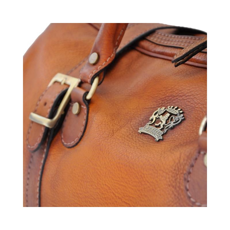 Elegant leather travel bag with a retro look, luxurious but also vintage, in short, a dip in the past.