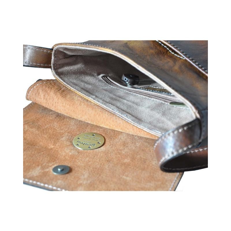 Vinci to torebka na ramię, można regilować długość paska. Torebka cechuje się piękną prostotą i dużą funkcjonalnością.