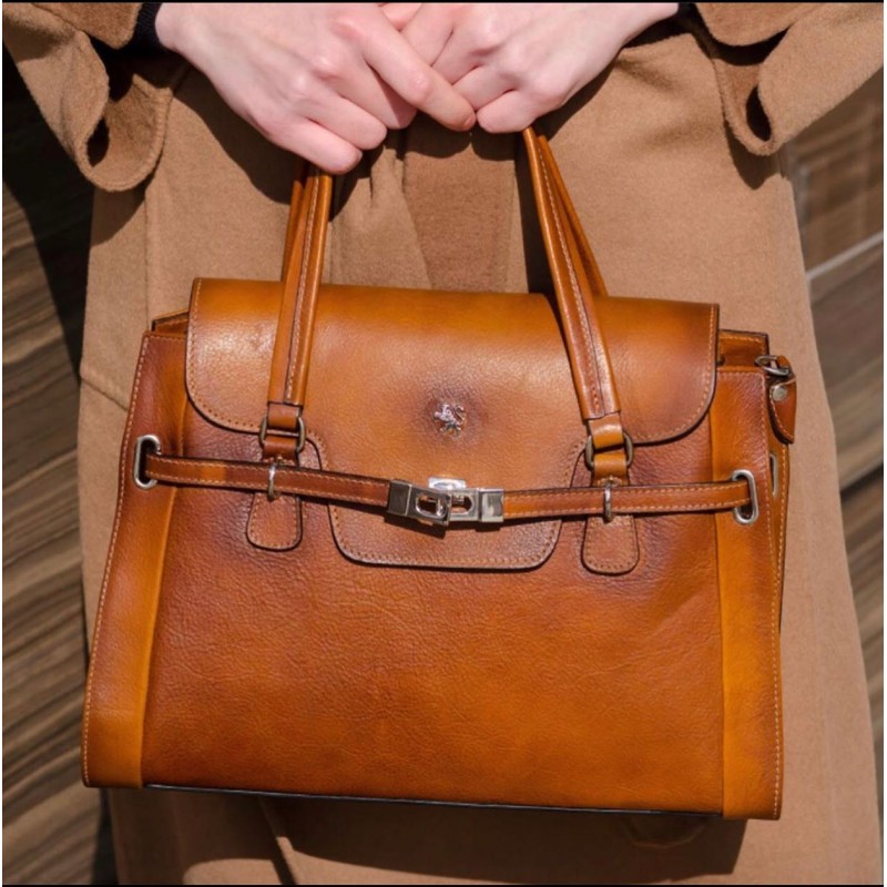 Women's leather bag. Perfect for everyday use, work and any important occasion.