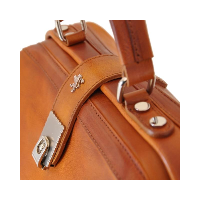 Elegant Certaldo women's leather bag is a Florentine handcrafted product made with traditional tanned leathers of the highest quality. Thanks to this, the bag is distinguished by an extremely noble and timeless character.